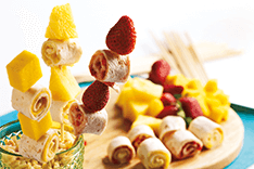 PINCHO DE FRUTAS CON QUESO CREMA